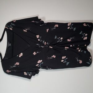 🧑‍🎄10/10🧑‍🎄Michel studio collection floral flowy tee with knotted front